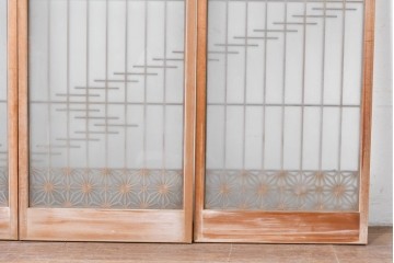 ヴィンテージ建具　昭和後期　片面ガラス　流れるような桟の意匠と麻の葉組子入り書院窓4枚セット　(R-086097)