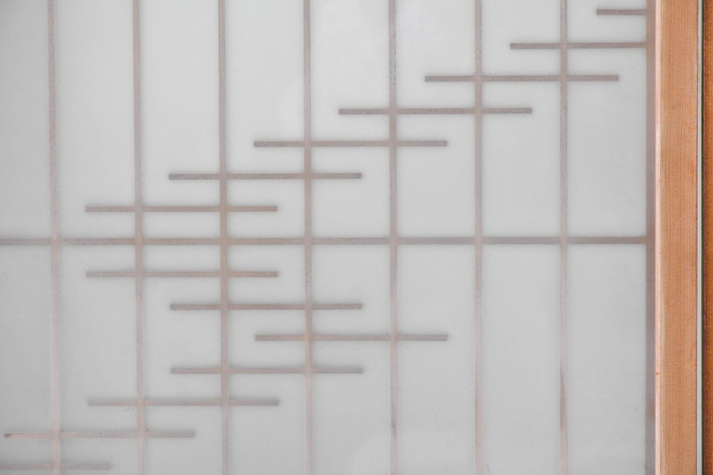 ヴィンテージ建具　昭和後期　片面ガラス　流れるような桟の意匠と麻の葉組子入り書院窓4枚セット　(R-086097)