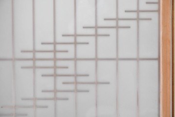 ヴィンテージ建具　昭和後期　片面ガラス　流れるような桟の意匠と麻の葉組子入り書院窓4枚セット　(R-086097)