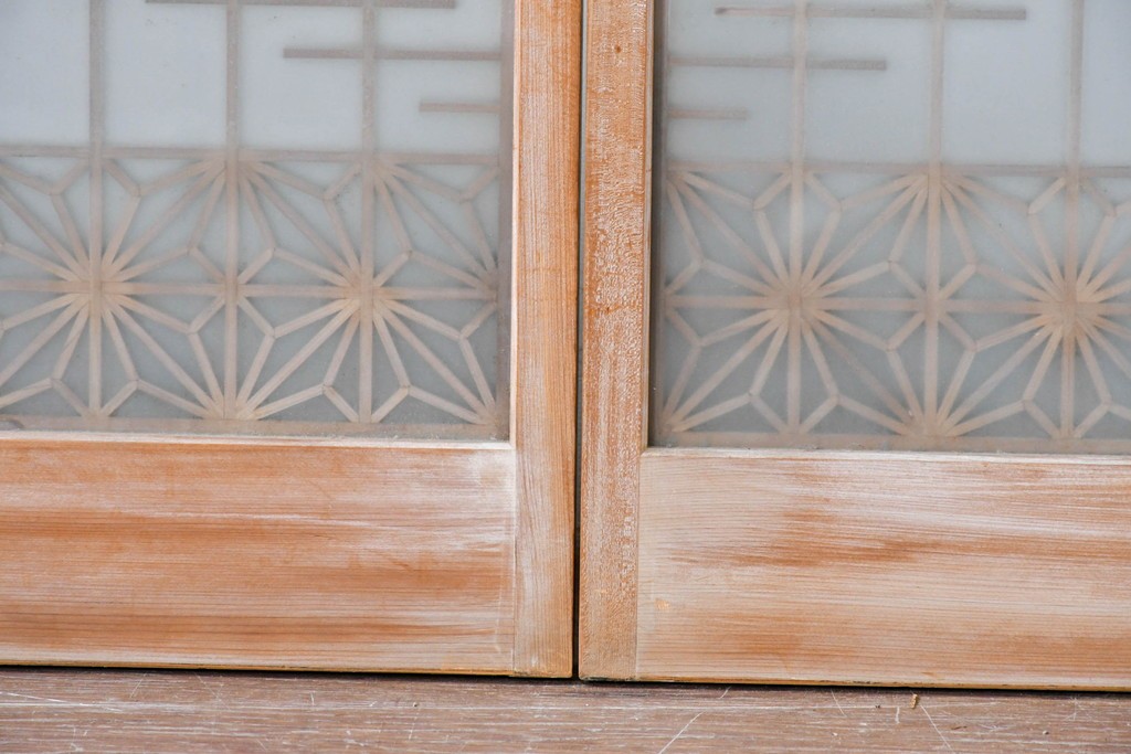 ヴィンテージ建具　昭和後期　片面ガラス　流れるような桟の意匠と麻の葉組子入り書院窓4枚セット　(R-086097)