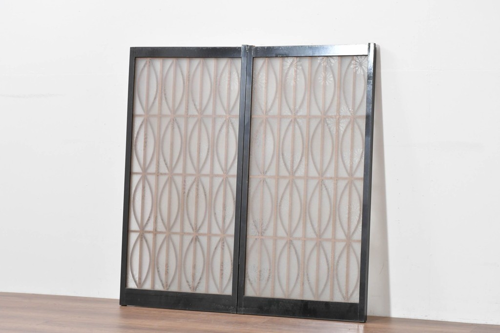 ヴィンテージ建具　昭和後期　希少デザイン　黒枠と曲線組子にエッチングガラスを合わせたおしゃれな書院窓2枚セット　(R-086098)