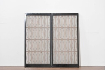 ヴィンテージ建具　昭和後期　希少デザイン　黒枠と曲線組子にエッチングガラスを合わせたおしゃれな書院窓2枚セット　(R-086098)