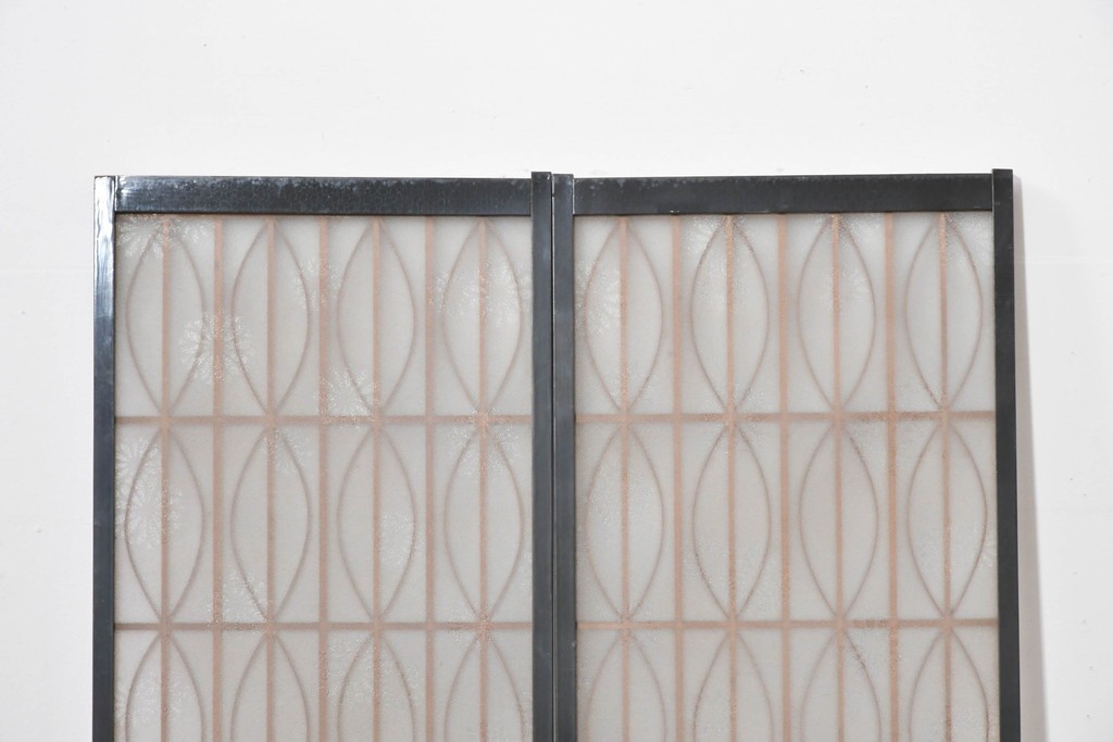 ヴィンテージ建具　昭和後期　希少デザイン　黒枠と曲線組子にエッチングガラスを合わせたおしゃれな書院窓2枚セット　(R-086098)