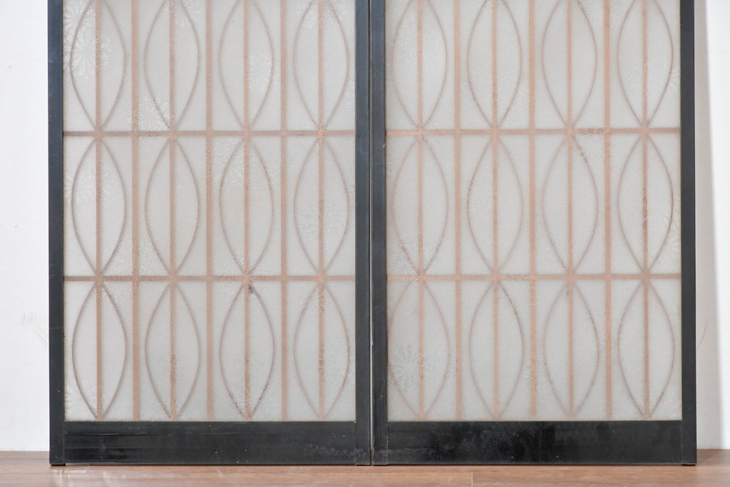 ヴィンテージ建具　昭和後期　希少デザイン　黒枠と曲線組子にエッチングガラスを合わせたおしゃれな書院窓2枚セット　(R-086098)