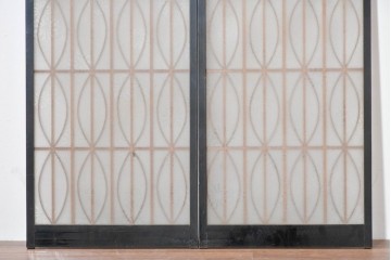 ヴィンテージ建具　昭和後期　希少デザイン　黒枠と曲線組子にエッチングガラスを合わせたおしゃれな書院窓2枚セット　(R-086098)