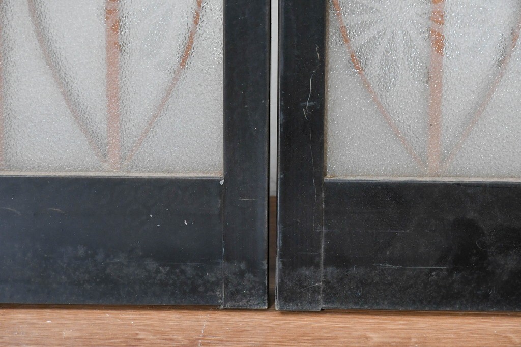 ヴィンテージ建具　昭和後期　希少デザイン　黒枠と曲線組子にエッチングガラスを合わせたおしゃれな書院窓2枚セット　(R-086098)