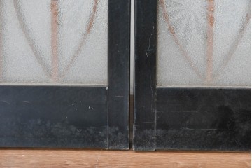 ヴィンテージ建具　昭和後期　希少デザイン　黒枠と曲線組子にエッチングガラスを合わせたおしゃれな書院窓2枚セット　(R-086098)