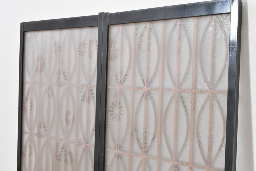 ヴィンテージ建具　昭和後期　希少デザイン　黒枠と曲線組子にエッチングガラスを合わせたおしゃれな書院窓2枚セット　(R-086098)