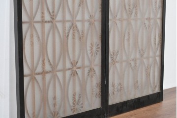 ヴィンテージ建具　昭和後期　希少デザイン　黒枠と曲線組子にエッチングガラスを合わせたおしゃれな書院窓2枚セット　(R-086098)