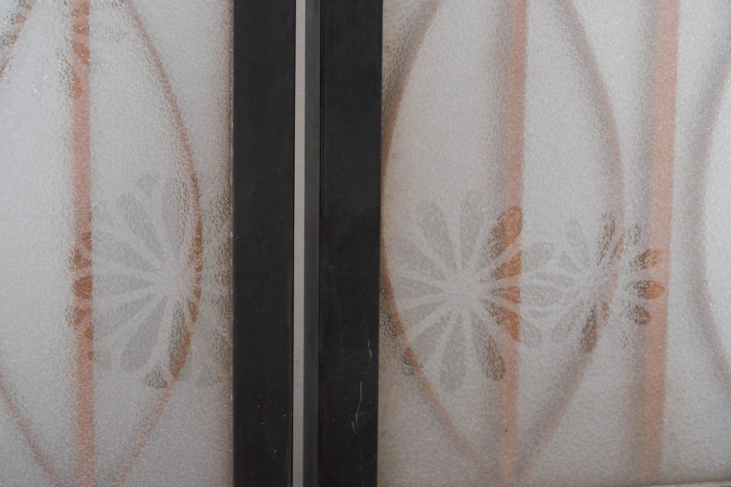 ヴィンテージ建具　昭和後期　希少デザイン　黒枠と曲線組子にエッチングガラスを合わせたおしゃれな書院窓2枚セット　(R-086098)