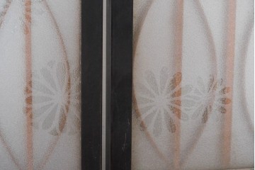 ヴィンテージ建具　昭和後期　希少デザイン　黒枠と曲線組子にエッチングガラスを合わせたおしゃれな書院窓2枚セット　(R-086098)