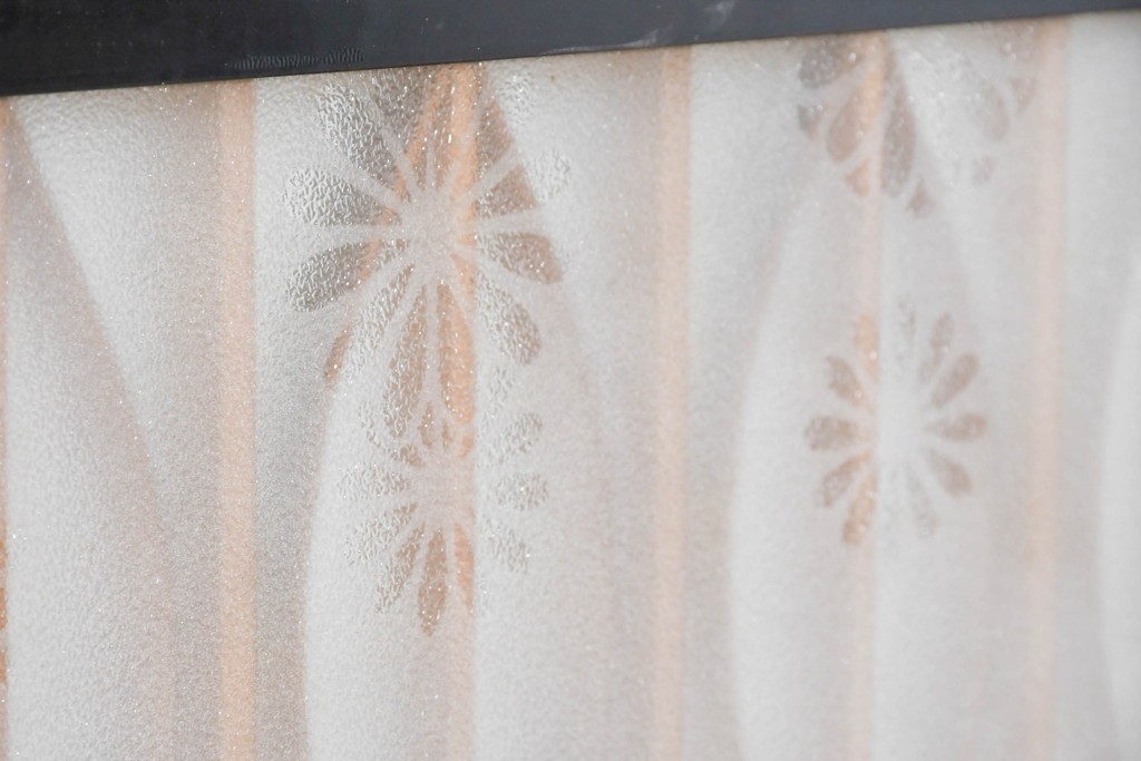 ヴィンテージ建具　昭和後期　希少デザイン　黒枠と曲線組子にエッチングガラスを合わせたおしゃれな書院窓2枚セット　(R-086098)