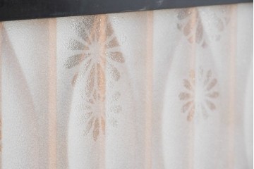 ヴィンテージ建具　昭和後期　希少デザイン　黒枠と曲線組子にエッチングガラスを合わせたおしゃれな書院窓2枚セット　(R-086098)