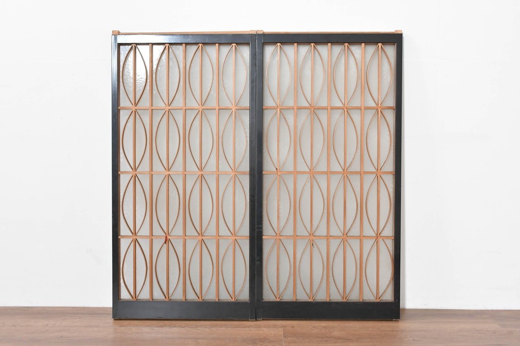 ヴィンテージ建具　昭和後期　希少デザイン　黒枠と曲線組子にエッチングガラスを合わせたおしゃれな書院窓2枚セット　(R-086098)