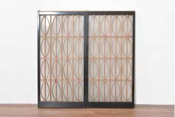 ヴィンテージ建具　昭和後期　希少デザイン　黒枠と曲線組子にエッチングガラスを合わせたおしゃれな書院窓2枚セット　(R-086098)