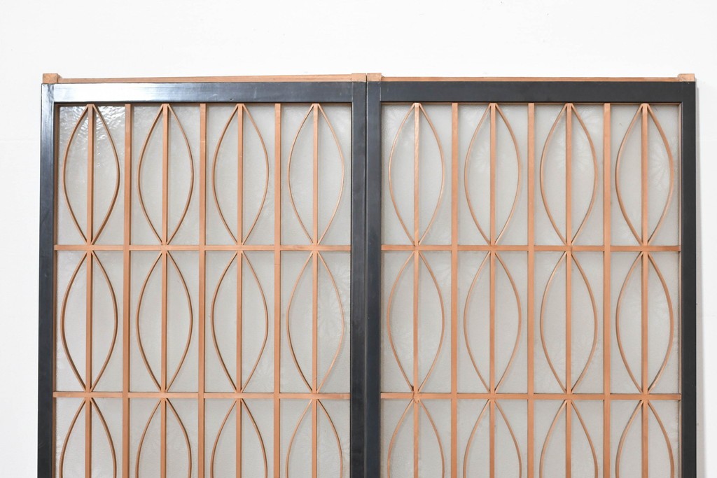 ヴィンテージ建具　昭和後期　希少デザイン　黒枠と曲線組子にエッチングガラスを合わせたおしゃれな書院窓2枚セット　(R-086098)