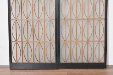 ヴィンテージ建具　昭和後期　希少デザイン　黒枠と曲線組子にエッチングガラスを合わせたおしゃれな書院窓2枚セット　(R-086098)