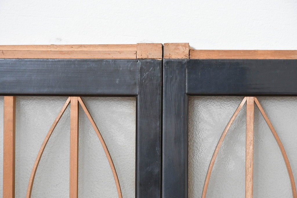 ヴィンテージ建具　昭和後期　希少デザイン　黒枠と曲線組子にエッチングガラスを合わせたおしゃれな書院窓2枚セット　(R-086098)