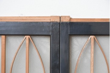 ヴィンテージ建具　昭和後期　希少デザイン　黒枠と曲線組子にエッチングガラスを合わせたおしゃれな書院窓2枚セット　(R-086098)