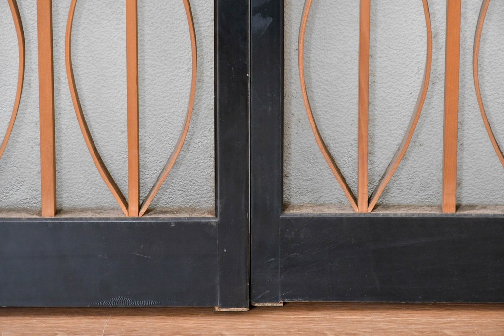 ヴィンテージ建具　昭和後期　希少デザイン　黒枠と曲線組子にエッチングガラスを合わせたおしゃれな書院窓2枚セット　(R-086098)