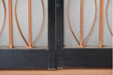 ヴィンテージ建具　昭和後期　希少デザイン　黒枠と曲線組子にエッチングガラスを合わせたおしゃれな書院窓2枚セット　(R-086098)