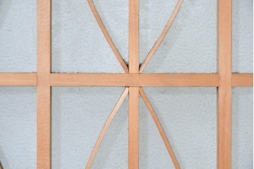 ヴィンテージ建具　昭和後期　希少デザイン　黒枠と曲線組子にエッチングガラスを合わせたおしゃれな書院窓2枚セット　(R-086098)