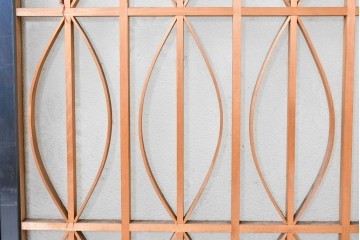 ヴィンテージ建具　昭和後期　希少デザイン　黒枠と曲線組子にエッチングガラスを合わせたおしゃれな書院窓2枚セット　(R-086098)