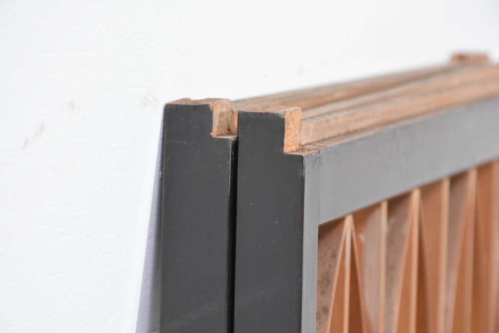 ヴィンテージ建具　昭和後期　希少デザイン　黒枠と曲線組子にエッチングガラスを合わせたおしゃれな書院窓2枚セット　(R-086098)