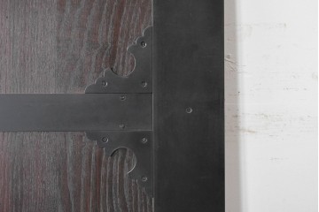 ラフジュ工房オリジナル　新品　総栗材　重厚なアイアン装飾の蔵戸風ドア1枚　(R-086099)