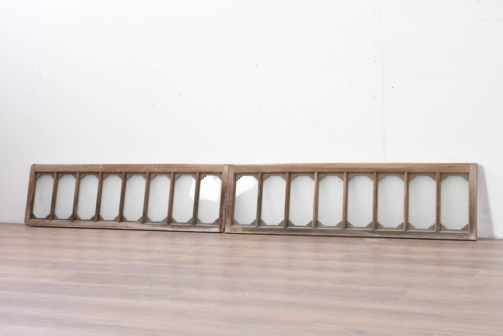 アンティーク建具　昭和初期　繰り返し並ぶ小窓のような意匠が魅力のガラス入り欄間2枚セット　(R-086107)