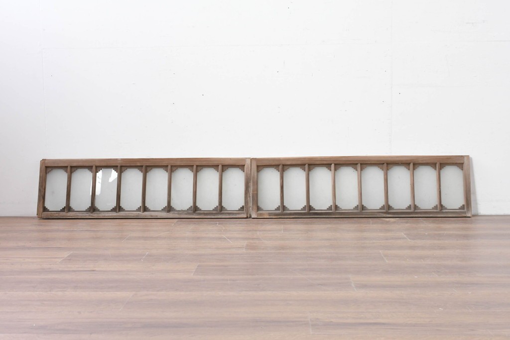 アンティーク建具　昭和初期　繰り返し並ぶ小窓のような意匠が魅力のガラス入り欄間2枚セット　(R-086107)