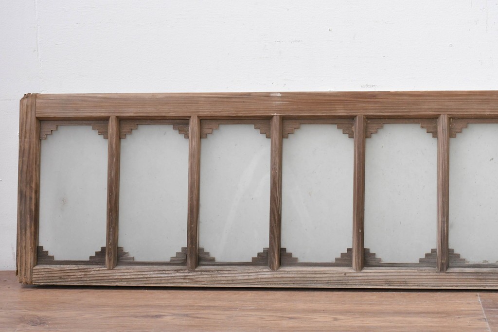 アンティーク建具　昭和初期　繰り返し並ぶ小窓のような意匠が魅力のガラス入り欄間2枚セット　(R-086107)