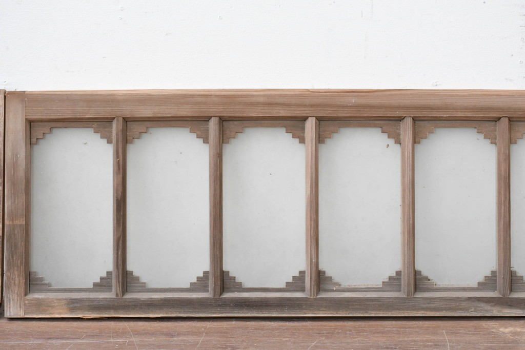 アンティーク建具　昭和初期　繰り返し並ぶ小窓のような意匠が魅力のガラス入り欄間2枚セット　(R-086107)