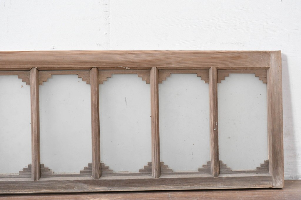 アンティーク建具　昭和初期　繰り返し並ぶ小窓のような意匠が魅力のガラス入り欄間2枚セット　(R-086107)