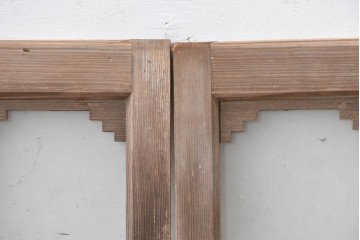 アンティーク建具　昭和初期　繰り返し並ぶ小窓のような意匠が魅力のガラス入り欄間2枚セット　(R-086107)