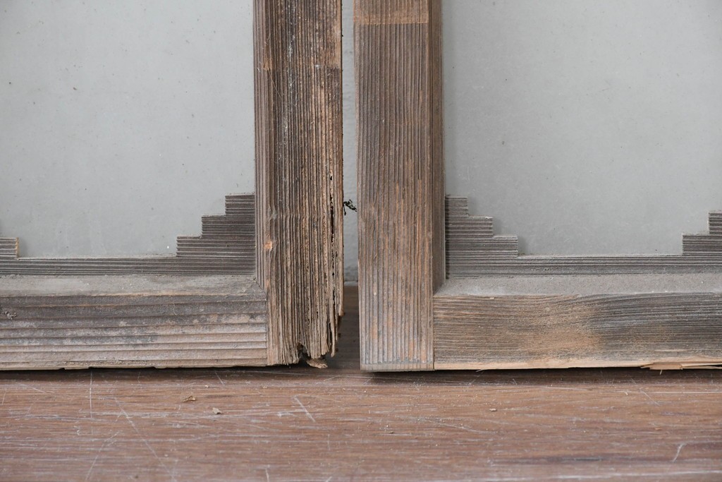 アンティーク建具　昭和初期　繰り返し並ぶ小窓のような意匠が魅力のガラス入り欄間2枚セット　(R-086107)