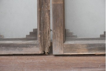 アンティーク建具　昭和初期　繰り返し並ぶ小窓のような意匠が魅力のガラス入り欄間2枚セット　(R-086107)