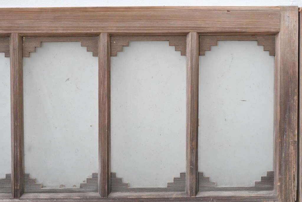 アンティーク建具　昭和初期　繰り返し並ぶ小窓のような意匠が魅力のガラス入り欄間2枚セット　(R-086107)