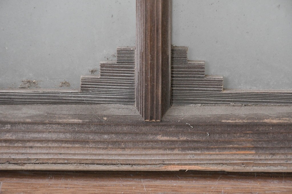 アンティーク建具　昭和初期　繰り返し並ぶ小窓のような意匠が魅力のガラス入り欄間2枚セット　(R-086107)