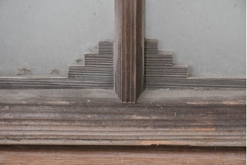 アンティーク建具　昭和初期　繰り返し並ぶ小窓のような意匠が魅力のガラス入り欄間2枚セット　(R-086107)