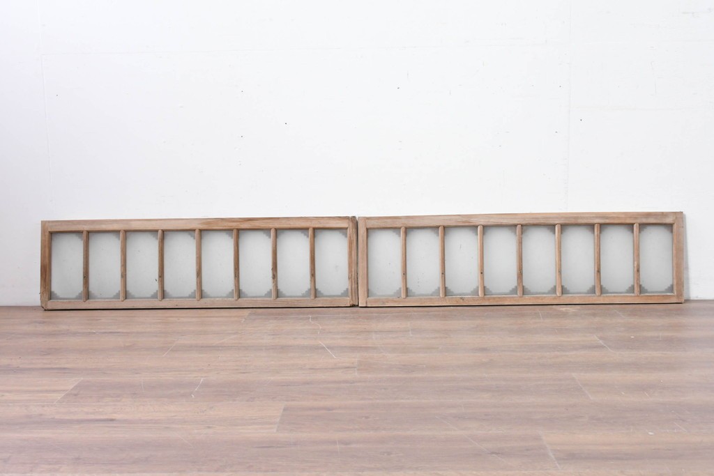 アンティーク建具　昭和初期　繰り返し並ぶ小窓のような意匠が魅力のガラス入り欄間2枚セット　(R-086107)