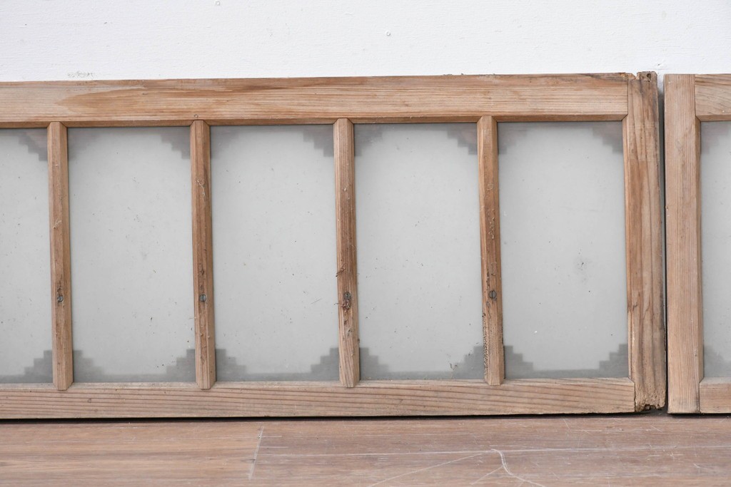 アンティーク建具　昭和初期　繰り返し並ぶ小窓のような意匠が魅力のガラス入り欄間2枚セット　(R-086107)