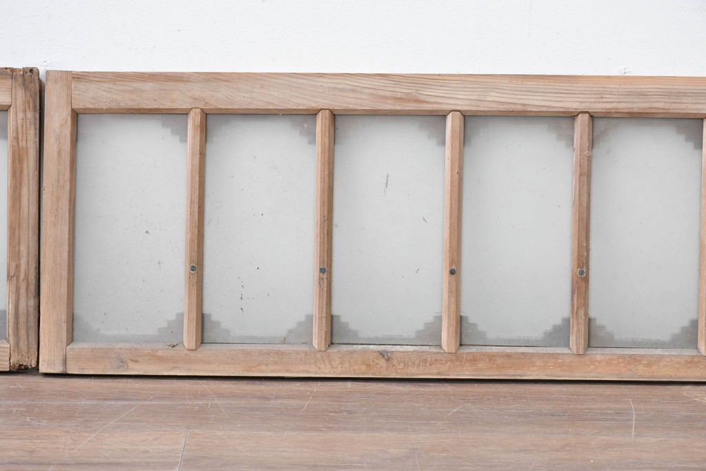 アンティーク建具　昭和初期　繰り返し並ぶ小窓のような意匠が魅力のガラス入り欄間2枚セット　(R-086107)