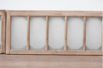 アンティーク建具　昭和初期　繰り返し並ぶ小窓のような意匠が魅力のガラス入り欄間2枚セット　(R-086107)