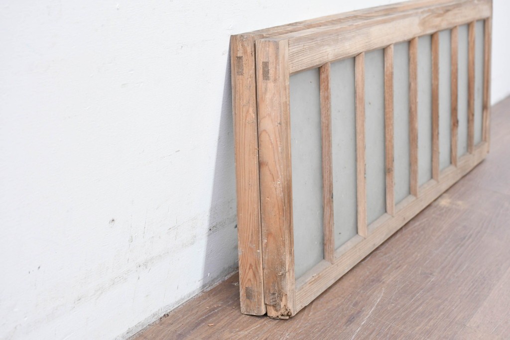 アンティーク建具　昭和初期　繰り返し並ぶ小窓のような意匠が魅力のガラス入り欄間2枚セット　(R-086107)