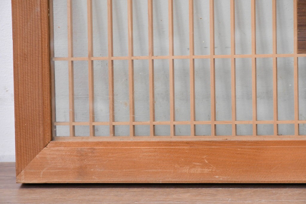 ヴィンテージ建具　昭和中期から後期　両面ガラス　彫刻と繊細な格子が調和した筬欄間2枚セット　(R-086111)