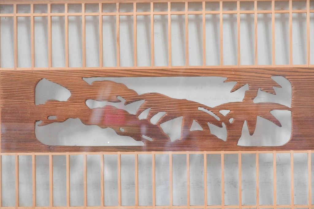 ヴィンテージ建具　昭和中期から後期　両面ガラス　彫刻と繊細な格子が調和した筬欄間2枚セット　(R-086111)