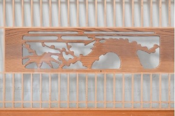 ヴィンテージ建具　昭和中期から後期　両面ガラス　彫刻と繊細な格子が調和した筬欄間2枚セット　(R-086111)