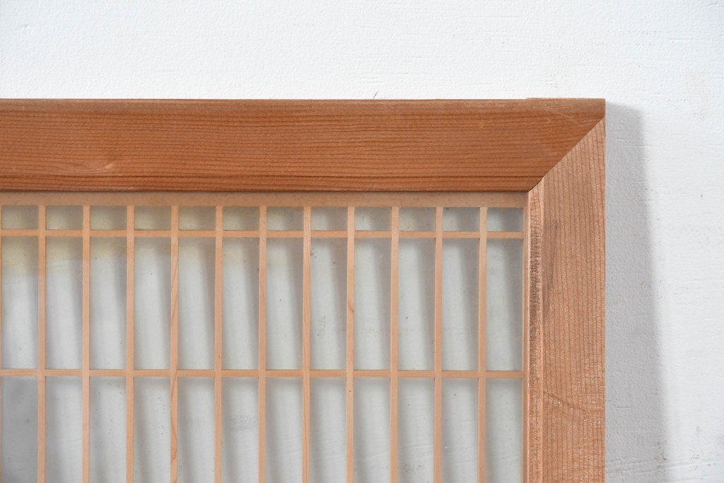 ヴィンテージ建具　昭和中期から後期　両面ガラス　彫刻と繊細な格子が調和した筬欄間2枚セット　(R-086112)