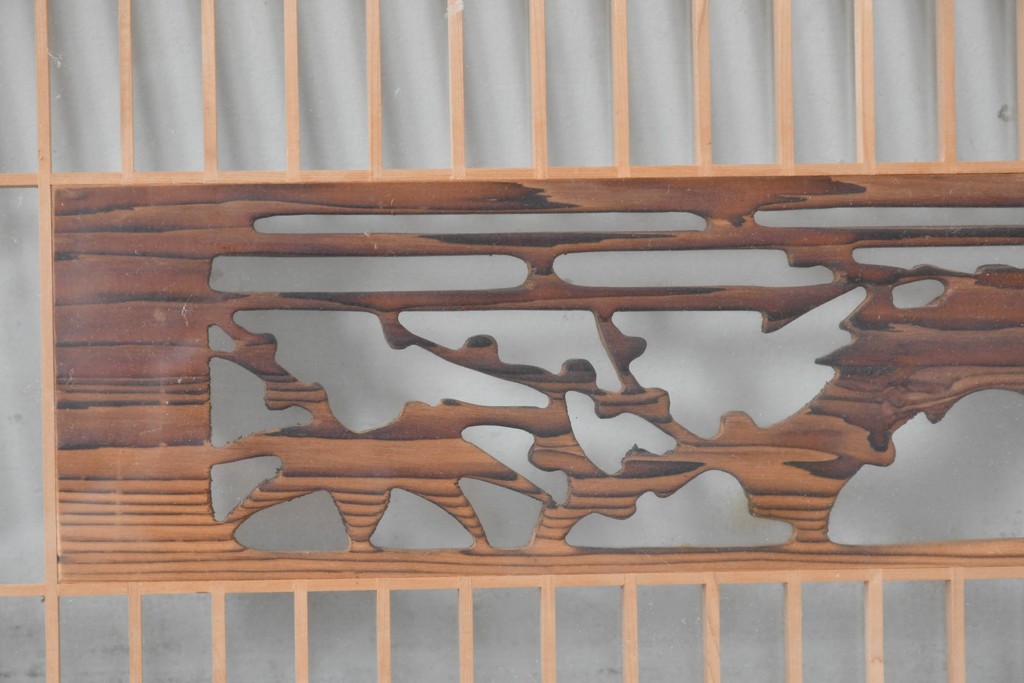 ヴィンテージ建具　昭和中期から後期　両面ガラス　彫刻と繊細な格子が調和した筬欄間2枚セット　(R-086112)